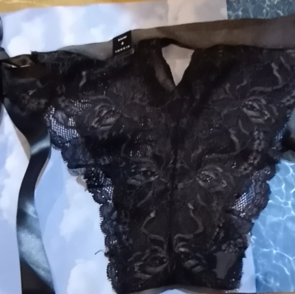 Lace panties tie bows on side